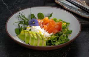 Салат с малосоленым лососем/ Salad with mild-cured trout, strachatella and mango sauce